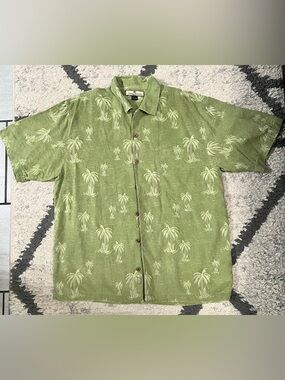 Tommy Bahama Green Palm-Print Short Sleeve 100% silk.